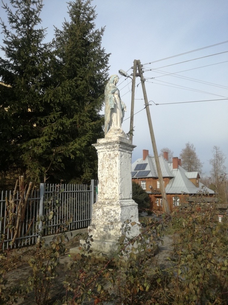 Zabytkowa figura Niepokalanie Poczętej Najświętszej Maryi Panny w Bodzentynie przeniesiona w bezpieczne miejsce (ZDJĘCIA)