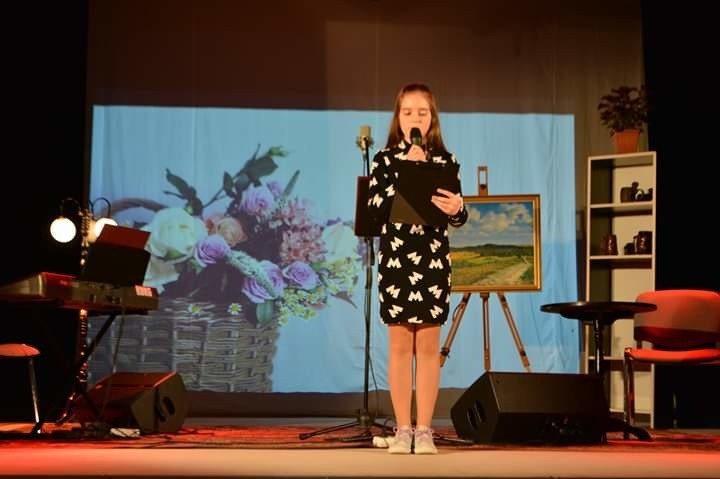 Koncert "Dziękuję Ci mamo" w Domu Kultury w Małogoszczu. Na scenie wystąpił między innymi wójt Krasocina