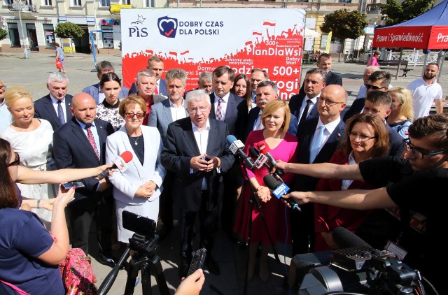 W poniedziałek na Placu Artystów w Kielcach oficjalnie zainaugurowano kampanię wyborczą Prawa i Sprawiedliwości, pokazano też baner, z którym działacze tej partii politycznej objadą całe Województwo Świętokrzyskie.