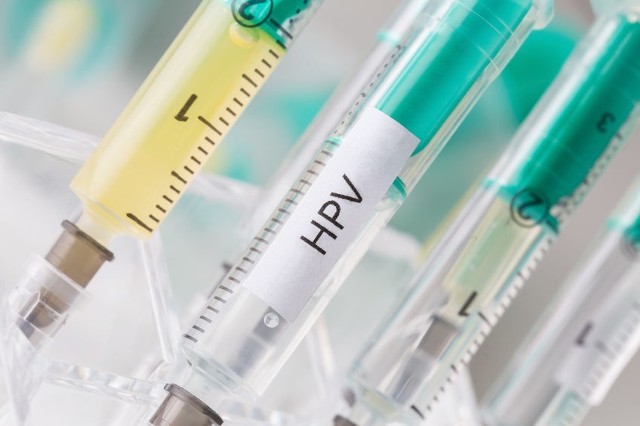 Zakażenie wirusem brodawczaka ludzkiego (HPV) może mieć bardzo poważne konsekwencje zdrowotne - począwszy od opryszczki na jamie ustnej, a skończywszy na raku szyjki macicy.