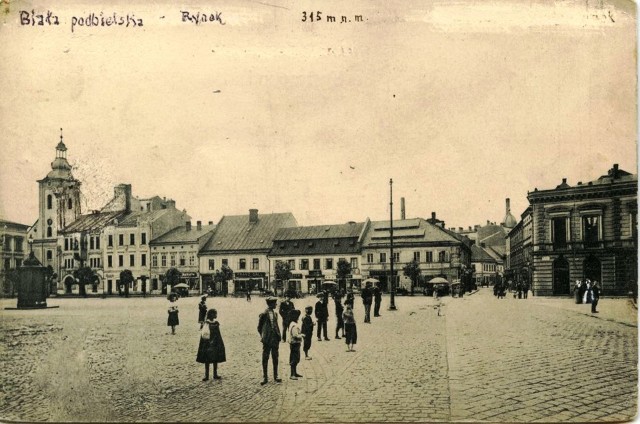 Plac Wojska  Polskiego w Bielsku-Białej został wybudowany w 1723 r. jako rynek Białej Krakowskiej i  przez lata był miejscem, w którym odbywał się handel