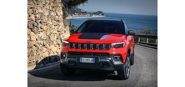 Jeep Compass To pierwsza premiera Jeepa w Europie dla Grupy Stellantis, nowy model jest produkowany w zakładzie Melfi we Włoszech. W Europie Compass  stanowi ponad 40% sprzedaży całkowitej Jeepa. Obecnie jeden na cztery sprzedawane modele Compassa to wersja hybrydowa plug-in.Fot. Jeep