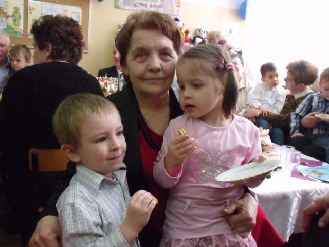 Szymek, babcia Sylwia i koleżanka na święcie babci i dziadka w Olszewie-Borkach
