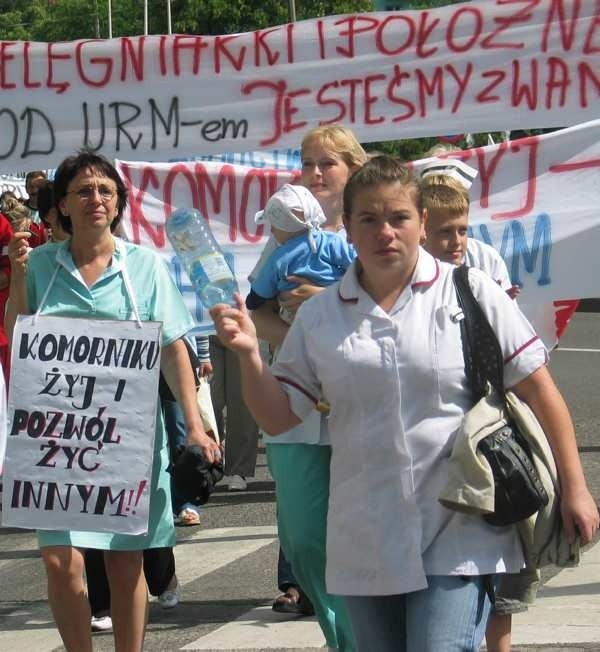 Pod koniec czerwca pielęgniarki z kostrzyńskiego szpitala urządziły pikietę przed siedzibą komornika w Słubicach