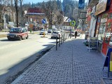 W Krynicy-Zdroju chcą pozbyć się problemu parkujących na chodnikach. Proszą o montaż słupków wzdłuż dróg wojewódzkich