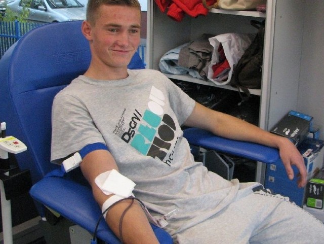 Jeden z uczniów gorzyckiej szkoły oddaje krew w krwiobusie.