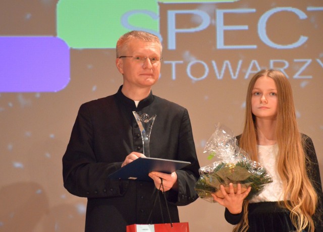 Wolontariusz Roku 2016 ksiądz Mariusz Kozłowski i Nadia Czochara - zdobywczyni trzeciego miejsca w konkursie