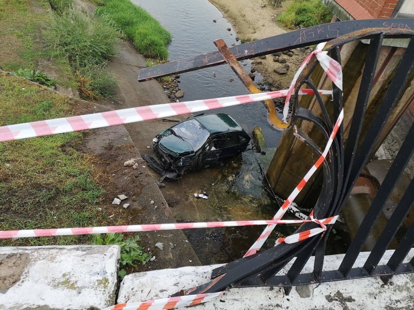 Wypadek w Grudziądzu. Samochód przebił barierki i spadł do wody [zdjęcia]