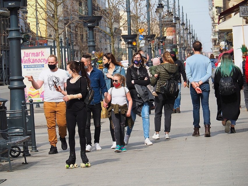 Wielkanocne dekoracje, koszyki, a także ciasta, chleby,...