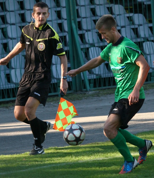 Piłkarz Stali Stalowa Wola, Mateusz Kantor, w meczu z Pelikanem Łowicz wyleciał z boiska w 60 minucie po czerwonej kartce.
