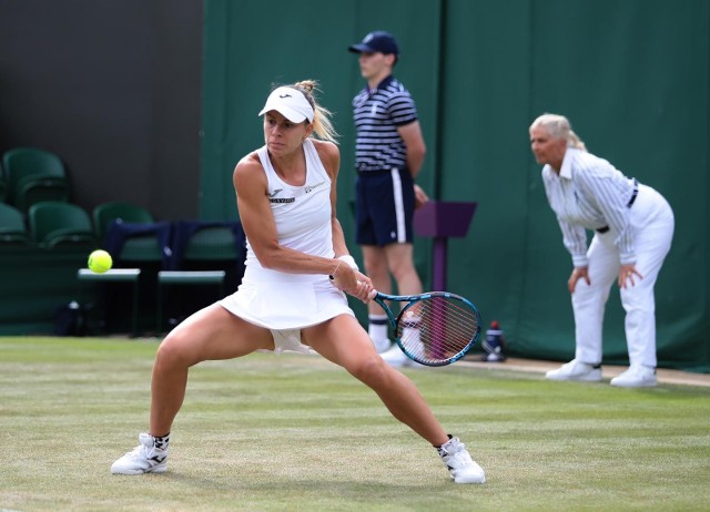 Magda Linette pożegnała się już z Wimbledonem zarówno w turnieju singlowym jak i deblowym.