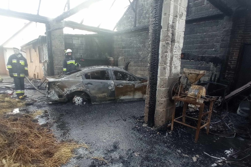 W pożarze stodoły w Pilchowie spłonął samochód. Obiektu też nie udało się uratować. Zobaczcie zdjęcia