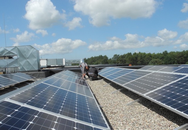 Warsztaty o energii w Słupskim Inkubatorze TechnologicznymNa dachu SIT jest zamontowana instalacja fotowoltaiczna o mocy 180,36 kWp. To największa na Pomorzu i jedna z największych w Polsce instalacji na dachu.
