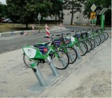 Stacja dla rowerów w miejscu parkingowym to absurd - piszą mieszkańcy os. Śląskiego w Zielonej Górze. Magistrat uspokaja, że to tymczasowe
