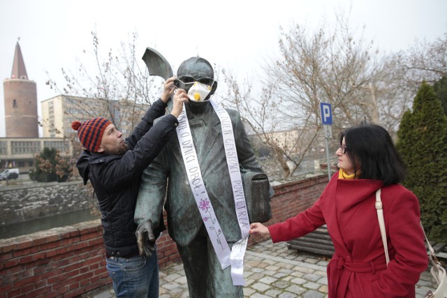 Pomnik Karola Musioła z maską antysmogową. 