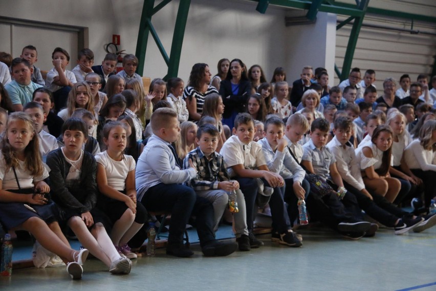 Wojewódzkie zakończenie roku szkolnego w Staszowie. Nagrodzono najzdolniejszych uczniów - zobacz kogo [LISTA, ZDJĘCIA]