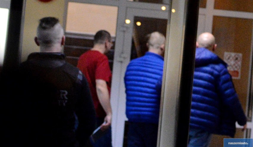 Ojciec pobitych i zagłodzonych dzieci doprowadzony do prokuratury we Włocławku [zdjęcia]