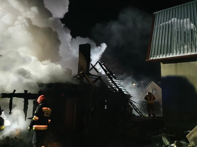 Dzisiaj w nocy (18.01.2021) przed godziną trzecią doszło do pożaru starego budynku mieszkalnego w Nowej Wsi (gmina Przechlewo, powiat człuchowski). Na szczęście nikt nie ucierpiał. 