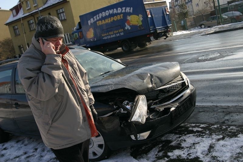 Na ul. Szczecinskiej doszlo do stluczki. Ford mondeo zderzyl...