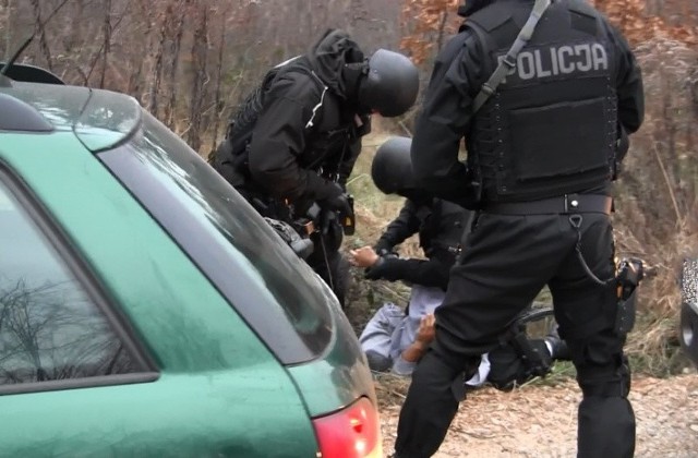 Świętokrzyscy policjanci zatrzymują obywateli Bułgarii w okolicach Piotrkowa Trybunalskiego