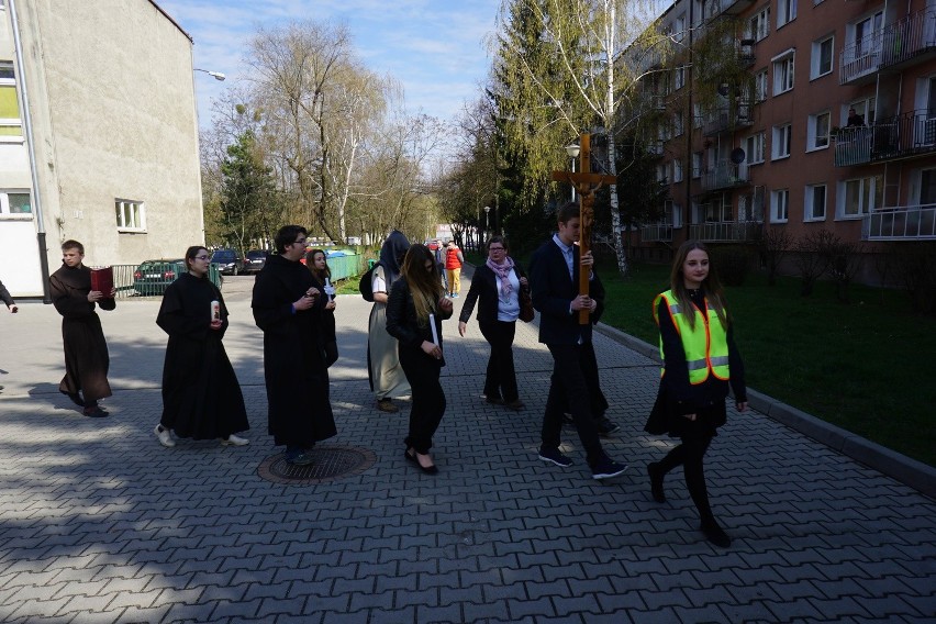 Na górce obok kościoła na os. Wichrowe Wzgórze zgromadzili...