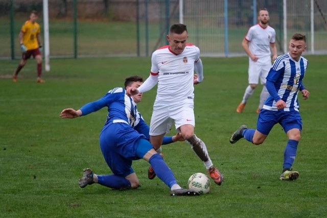 Sokół Sieniawa (biało-niebieskie stroje) uległ Wólczance 0:1