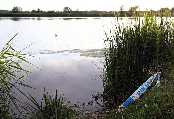 Ciało zamordowanej kobiety  znalazł wędkarz niedaleko kąpieliska Dziewoklicz.