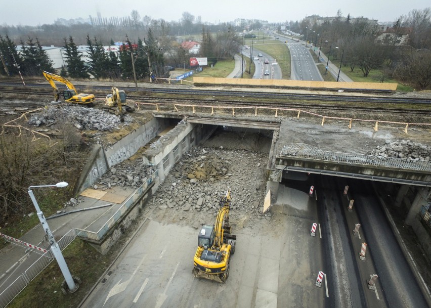 Burzenie wiaduktu nad ul. Diamentową w Lublinie. Dla kierowców oznacza to jedno: utrudnienia (ZDJĘCIA Z DRONA)