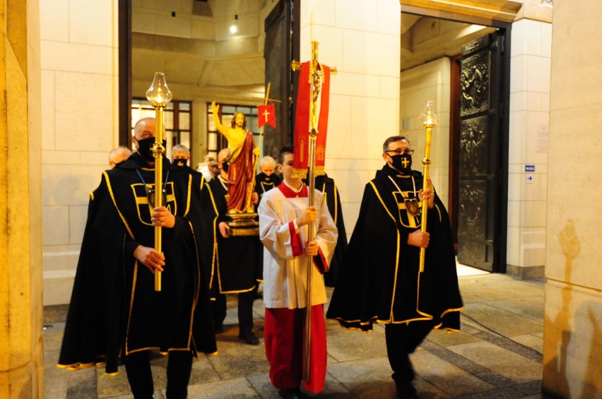 Kraków. Wigilia Paschalna w Sanktuarium św. Jana Pawła II: Zmartwychwstanie to odpowiedź na ludzki lęk [ZDJĘCIA]