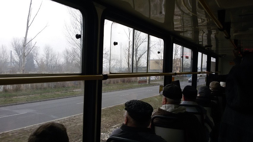 Tramwaj 21 w Sosnowcu: Pasażerowie marzną, ale motorniczy się grzeje w kabinie [ZDJĘCIA]