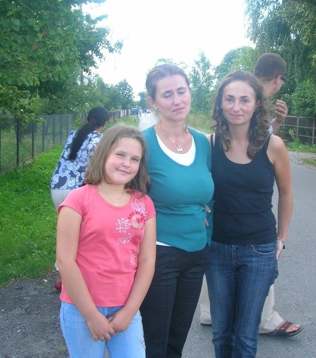 - Chcę podziękować zmarłym pilotom. Dzięki nim my żyjemy &#8211; mówi Sylwia Mularska (w środku, na zdjęciu z córką Weroniką i siostrą Eweliną).