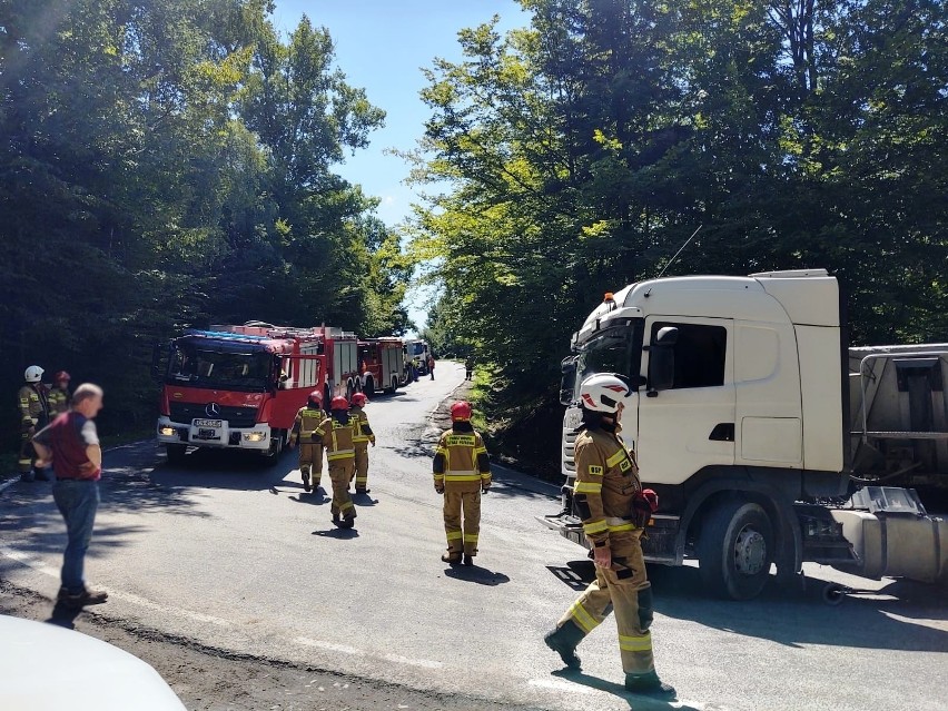 Wypadek nad Jeziorem Rożnowskim. W Bartkowej Posadowej zepsuta ciężarówka zablokowała drogę 