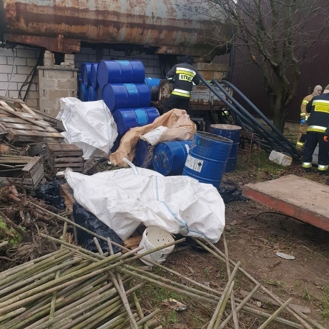 Policjanci zabezpieczyli na miejscu zdarzenia około 18 tysięcy litrów niebezpiecznych substancji i ponad 17 kilogramów marihuany.