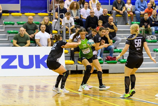 Handball JKS Jarosłąw (czarne stroje) zrobił kolejny krok do utrzymania się w Superlidze.