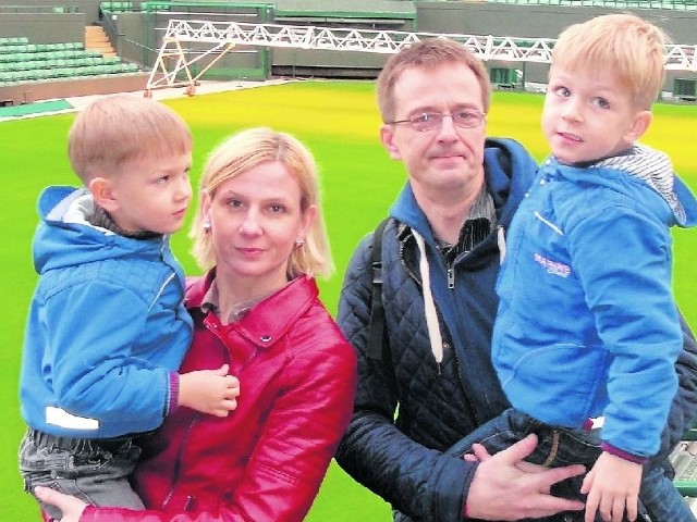 Karina Przybyło-Kisielewska z synami oraz z mężem na kortach Wimbledonu w Londynie. 
