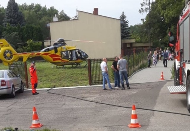 Do poważnego wypadku doszło na jednej z posesji, gdzie mężczyzna ciął drzewo