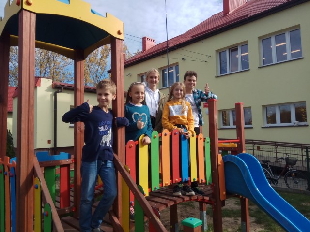 Piosenkę o swojej szkole w Porzeczu zaśpiewali: Karol, Dominika, Maja, Wiktoria, Tomek.