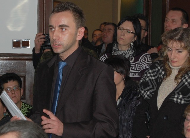 Wojciech Tymczy ze łzami w oczach przekonywał radnych, żeby nie likwidowali szkoły w Mierkowie.