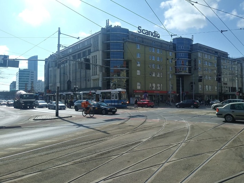 Wykolejenie i zderzenie dwóch tramwajów w centrum. Utrudnienia w komunikacji