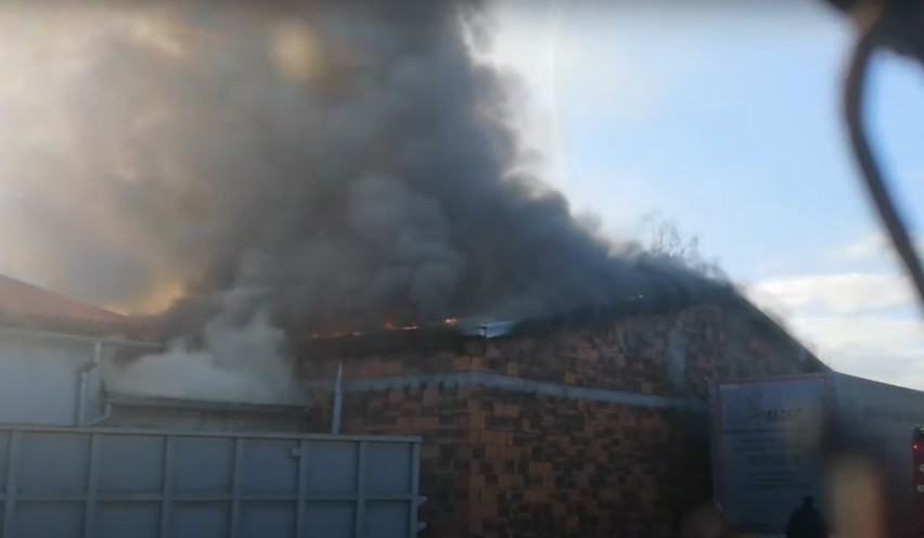 Pali się fabryka mebli w Kłodzku. Zobaczcie nagrania z akcji gaśniczej [FILMY]