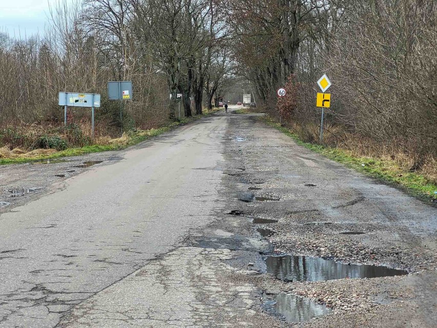 Dziurawa droga z Sycewic do Pałówka. Remont cząstkowy teraz, modernizacja wkrótce
