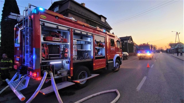 Pożar garażu w Janowie. Strażacy uratowali pozostałe budynki