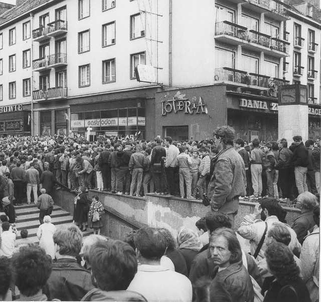 Happening Pomarańczowej Alternatywy, ul. Świdnicka. Czy ktoś rozpoznaje się na tym zdjęciu? Piszcie do nas