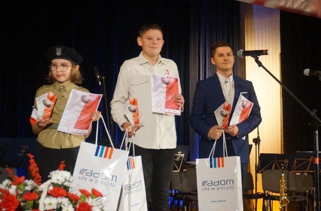 Laureaci konkursu w kategorii poezja, od lewej: Kornelia Sieczak, Jan Lipiński i Mikołaj Genca.