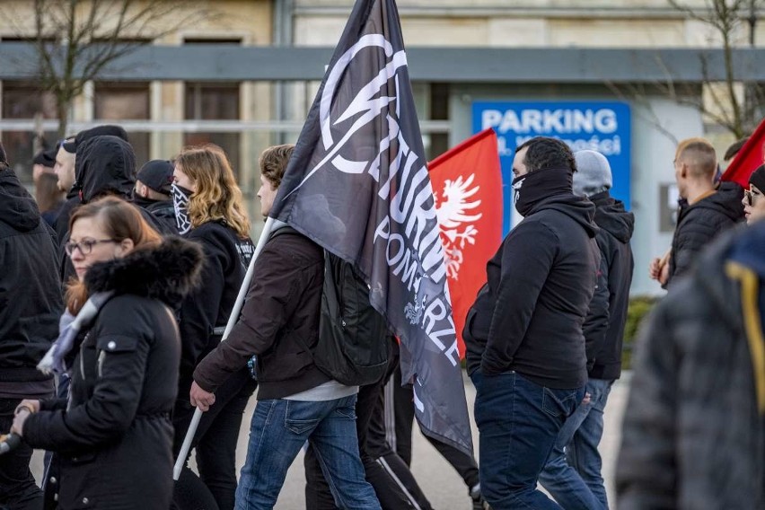 Kilkaset osób wzięło udział w Marszu Zwycięstwa, który w...