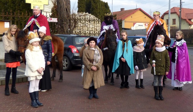 Biblijni Trzej Królowie - Kacper, Melchior i Baltazar - pojawili się w sobotę na koniach w Kazimierzy Wielkiej.