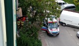 Wypadek w Staszowie. Mężczyzna spadł z rusztowania. Służby ratunkowe w akcji