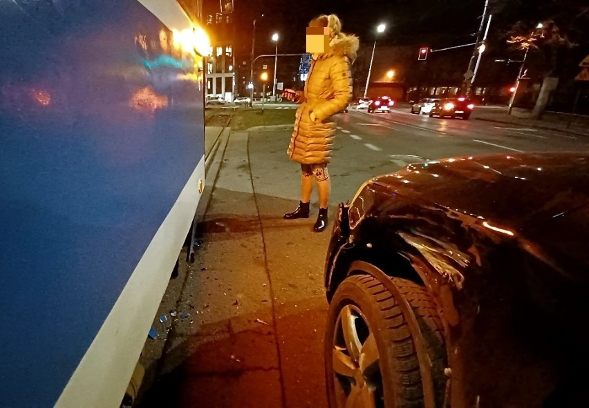 Wypadek na pl. Wróblewskiego. Kobieta wjechała pod tramwaj