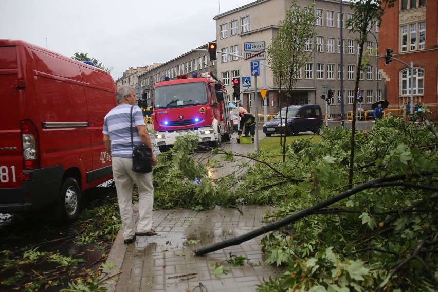 Nad Chorzowem przeszła trąba powietrzna, szkody są też w...