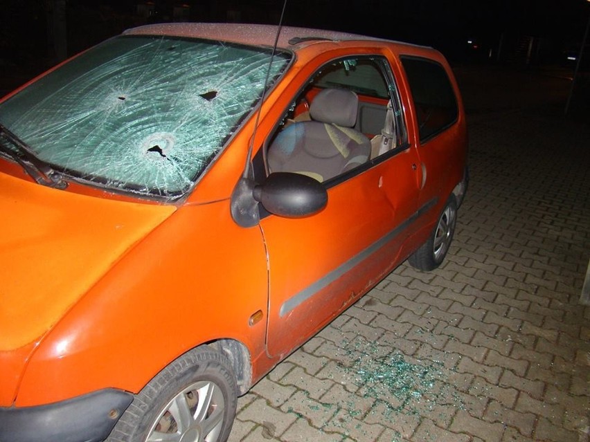 Rozwścieczony ojciec po kłótni z synem zdemolował mu samochód... siekierą